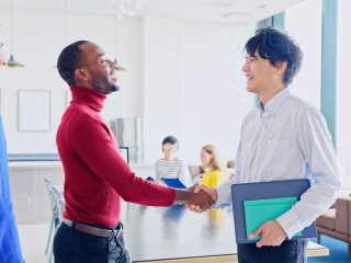 英語力と収入のリアルな関係｜40代・50代になってからでも遅くない！英語学習のコツとは？