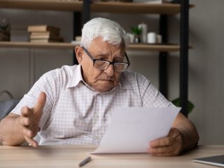 おひとりさま男性は「年金だけ」で生活できる？「平均受給額」や「生活費」も確認