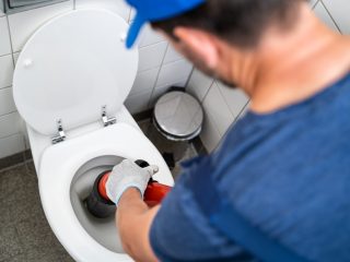 【実録】トイレ詰まりを水道業者に相談。「本来40万円ですが、9万円にまけます」「やった！ありがとうございます！」でもこれって、もしかしてぼったくり？