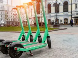 2023年7月から電動キックボードも特定小型原動機付自転車に！ 本体価格以外に必要なお金とは？