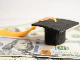 大学生の約半数が奨学金を利用！「平均借入額」は？