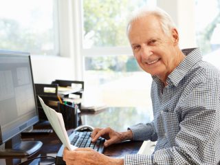 60歳から年金を月に10万受け取りながら、70歳まで働くことは可能？ファイナンシャルプランナーが詳しく解説