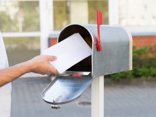 年金受給中の母が亡くなった後、年金振込通知書が届きました。年金を受け取れるってことですか？