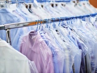 クリーニング屋さんに洋服を預けっぱなし…。追加費用は取られますか？