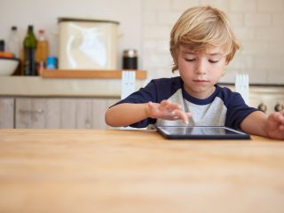 子ども用のタブレット、どれを買うべき？ 耐久性と料金から比較！