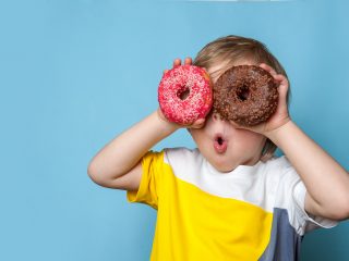 「クレヨンしんちゃん」が毎日チョコビを食べたら、年間のおやつ代はいくら？子どものおやつ代節約方法とは？