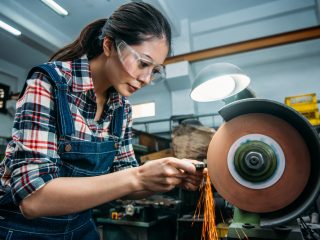 製造業の平均給与はいくら？ 初任給や退職金についても紹介