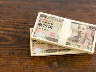 100万円の厚さって何センチ？ 重量はどれくらい？