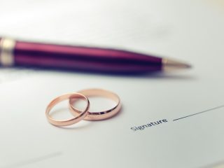 結婚を考えている人がいますが年収が「340万円」です。共働きでも生活は苦しいでしょうか？