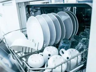 「食洗機」は手洗いよりコスパがいいけど「手入れ」が面倒？ 費用やメリット・デメリットを解説