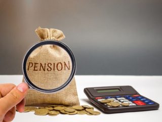 遺族年金受給中で65歳になるけど、遺族年金と老齢年金のどちらを選ぶのが得なの？