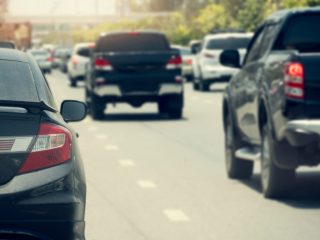 車間距離が狭いと燃費が「48％」も悪化する!? さらに「渋滞」の原因にもなるって本当？