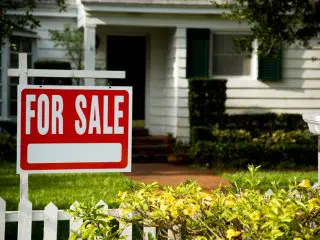 住宅ローンの返済に悩む人へ。競売、リースバック、任意売却の違いを解説