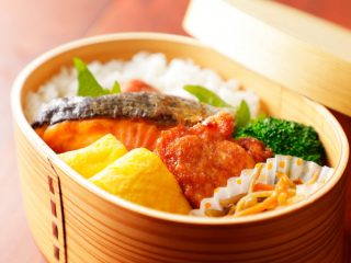 ランチ代「弁当持参派」と「購入・外食派」の差は月額いくら？ 手軽に節約できる方法はある？