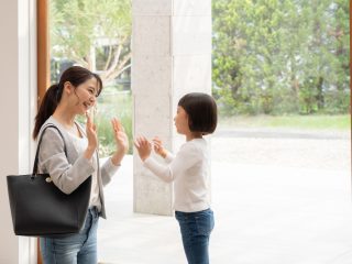 子どもを「保育園」に預けて復職！ 毎日1時間の「時短勤務」で給料はどのくらい減る？