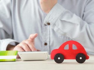 「自動車税」の支払いがつらい！「分割」で払うことはできる？ 安くする方法はあるの？