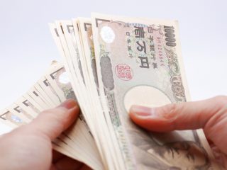 手取り16万で生活が苦しい…！月に1万貯金できているけど、多い方？