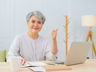 「60代後半」で働く人の年金が早く増えるようになった？「在職定時改定」について解説