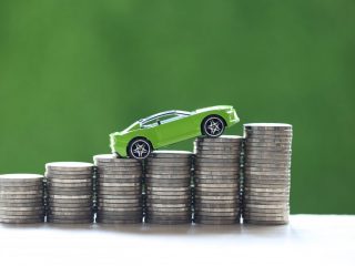 自動車税を払えないと「延滞金」がかかるって本当？ クレジットカードでの「分割払い」は可能？