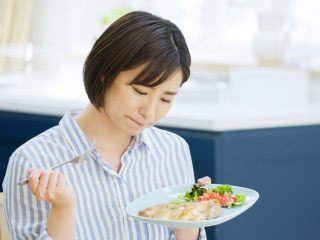 毎日12時間働いても「手取り15万」です。自炊ができないのですが、どうすれば食費を抑えながら栄養のある食事をとれますか？