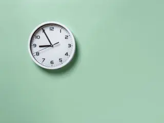 新卒で「5分前出社」って遅いですか？ 仕事には間に合っていますが、新人は早めに出社すべきでしょうか？