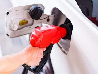 ガソリン代は「二重課税」って本当？やっぱりEV（電気自動車）に乗り換えた方がおトク？