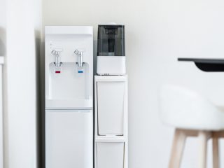 【徹底比較】ウォーターサーバーvs浄水器！「コスパ」がいいのは結局どっち？