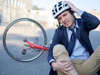 自転車事故で相手にけがをさせてしまったら？ 賠償金はどれくらい払うのか