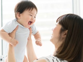 【クレヨンしんちゃん】「野原みさえ」はワンオペ育児で働けない？ 当時の就業率や夫ひろしの収入を元に検証！