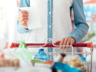 スーパーの値引き待機は「マナー違反」ですか？ 節約のため「値引きシール」が貼られるのを待ってしまいます