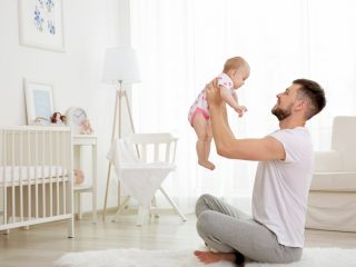 待望の子ども誕生！ ～産後パパ育休で休める日数と出生時育児休業給付金について～