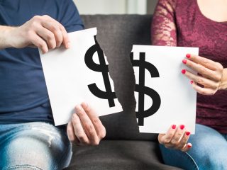 離婚時は「負債」も財産分与の対象！？ ギャンブル依存症の夫の借金は妻も支払わないといけないの…？