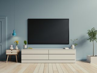 テレビの画面が割れた！ 修理に10万円!? 保証や保険は使える？