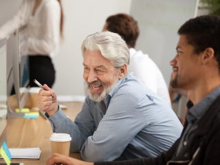 65歳でも働き続ける人は「約50％」！ 仕事ではお金より「社会とのつながり」が重要？