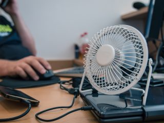 職場のデスクで「USBのミニ扇風機」を使いたいです。電気代は会社負担で大丈夫でしょうか？