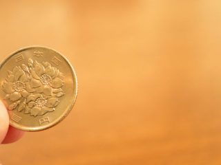 道で「100円玉」を発見！ 届けないと「窃盗」になる？ 謝礼はどのくらいもらえる？