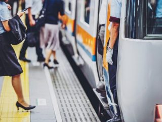 駅と電車内の迷惑行為ランキング。「迷惑と感じる行為」の第一位は？