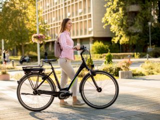 子どもの送り迎えには「電動自転車」があると便利？ 電気代やコスパについて検証！