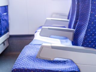 究極のぜいたく!?新幹線や電車での1人2席の利用は認められる？