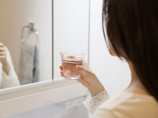 「水流しっぱなし」で手洗いうがいをした場合、年間で「7200円」の無駄に!?