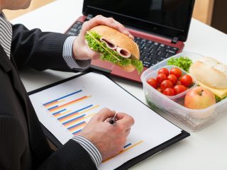 出社してデスクで「朝食」を食べるのはNG？ パンやおにぎりなら大丈夫？