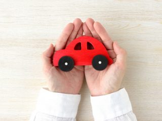 【2023年7月改正】「車検ステッカー」貼付位置が変わる？車検シールがないと「50万以下の罰金」も!?