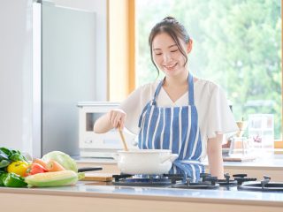 毎日「外食派」毎日「自炊派」。月間の食費はどれくらい変わる？