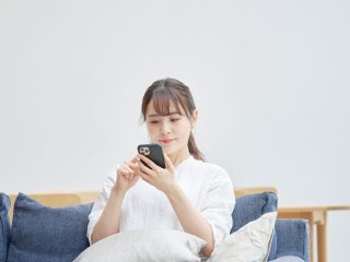 スマホを持っていると「NHK受信料」の支払いが必要？ 2倍の「割増金」を請求される可能性もあるの？