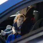 炎天下、車の中に「子ども」が取り残されてるのを発見！ 「窓ガラス」を割ったら弁償になる？ 見かけたらどうすればいい？