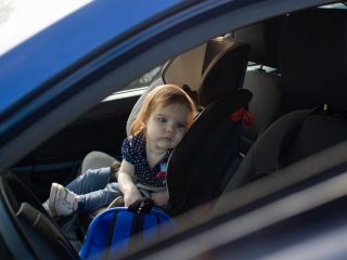 炎天下、車の中に「子ども」が取り残されてるのを発見！ 「窓ガラス」を割ったら弁償になる？ 見かけたらどうすればいい？