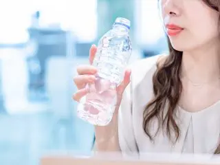 毎日会社で「ペットボトルの水」を買うのはコスパ悪い？「水筒持参」の場合との差額を検証