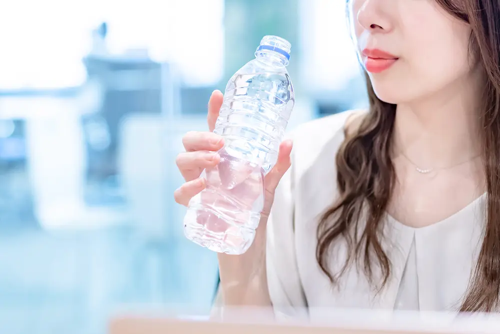 毎日会社で「ペットボトルの水」を買うのはコスパ悪い？「水筒持参」の場合との差額を検証