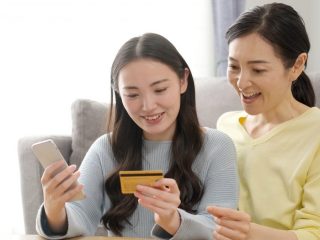 家計管理に便利？ クレジットカードの「家族カード」、どんなメリットがある？