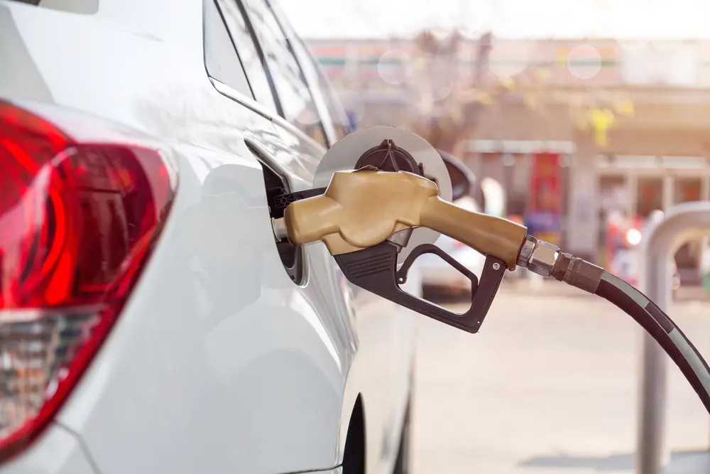 ガソリンを満タンにすると重量が増えて燃費が悪くなる？燃費への影響やほかの節約方法を解説